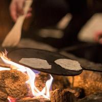Reconstitution d'une cuisson du pain plat de l'Âge Viking - Photo: Musée Lofotr de Lofoten