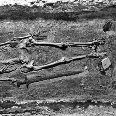 République Tchèque - Photographie du squelette du guerrier dans sa tombe peu après les fouilles de 1928 - Photo: Cambridge University Press