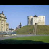 La tour Clifford, bâtie au XIIIème siècle, sous Henri III, et la motte vestige de la période de Guillaume le Conquérant, à York, Royaume-Uni