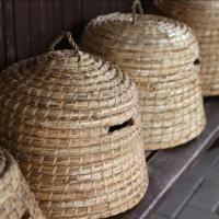 Ruche en paille tressée traditionnelle - Photo: La ferme de Sainte Marthe