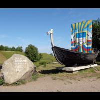 Russie - Bateau viking et pierre commémorative de la fondation de Belozersk à l'entrée du Kremlin Belozersky