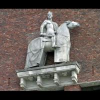 Statue du roi Harald l'Impitoyable sur la façade de l'hôtel de ville d'Oslo - Sculpture: Anne Grimdalen (1950)