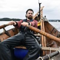 Suède - Greer Jarrett à bord d'un bateau à clins semblable à ceux utilisés par les Vikings -  Photo Université de Lund