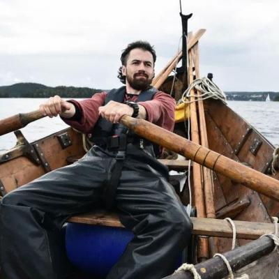 Suède - Greer Jarrett à bord d'un bateau à clins semblable à ceux utilisés par les Vikings -  Photo Université de Lund