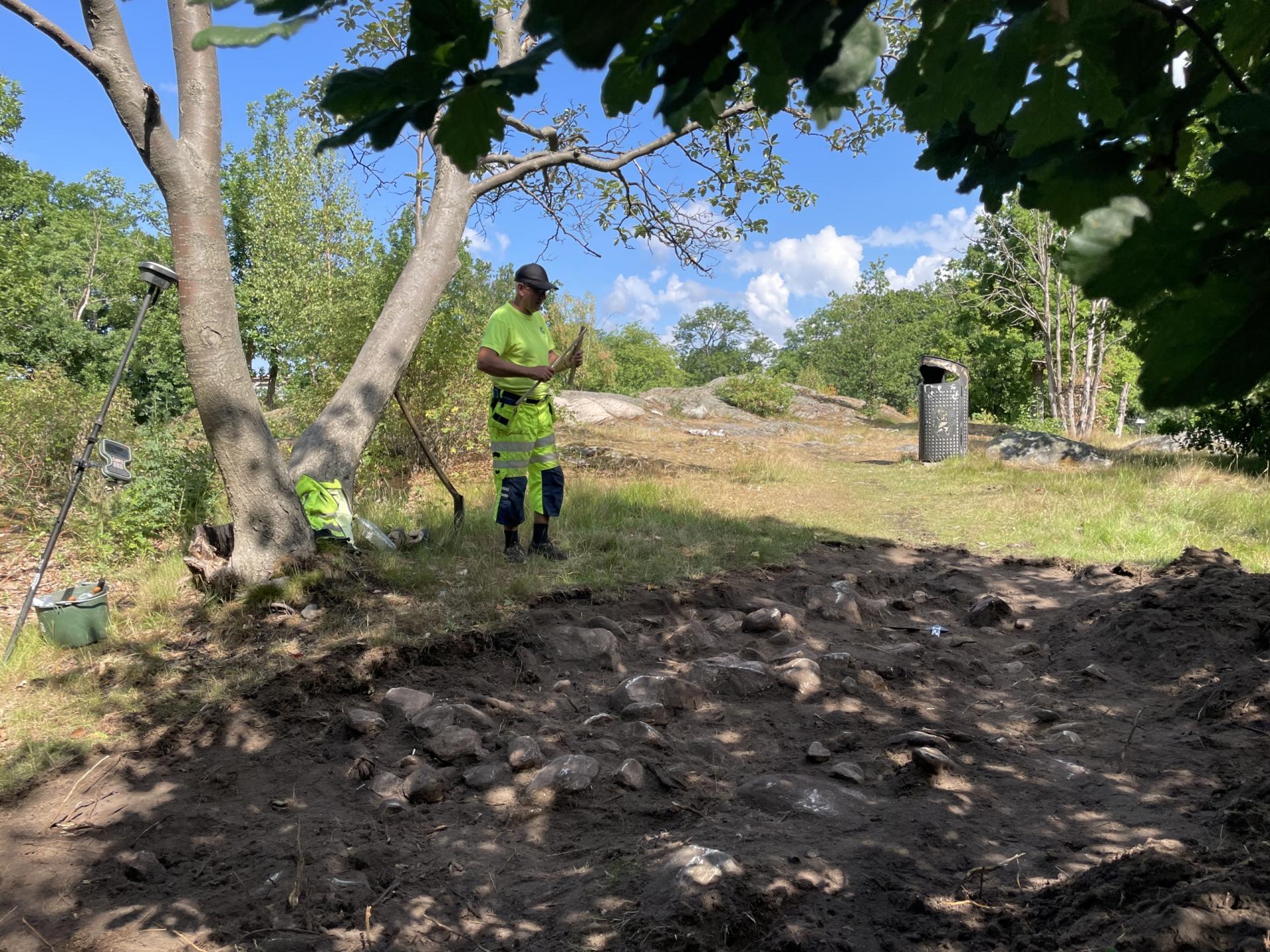 Suède - L'archéologue Ulf Ragnesten devant l'une des tombes de l'époque viking découvertes dans le centre de Göteborg - Photo: Karolina Kegel