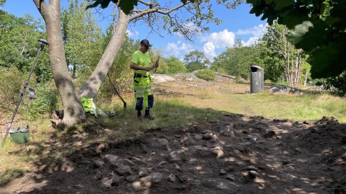 Suède - L'archéologue Ulf Ragnesten devant l'une des tombes de l'époque viking découvertes dans le centre de Göteborg - Photo: Karolina Kegel
