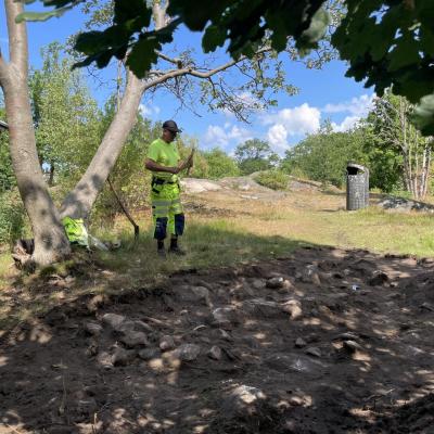 Suède - L'archéologue Ulf Ragnesten devant l'une des tombes de l'époque viking découvertes dans le centre de Göteborg - Photo: Karolina Kegel