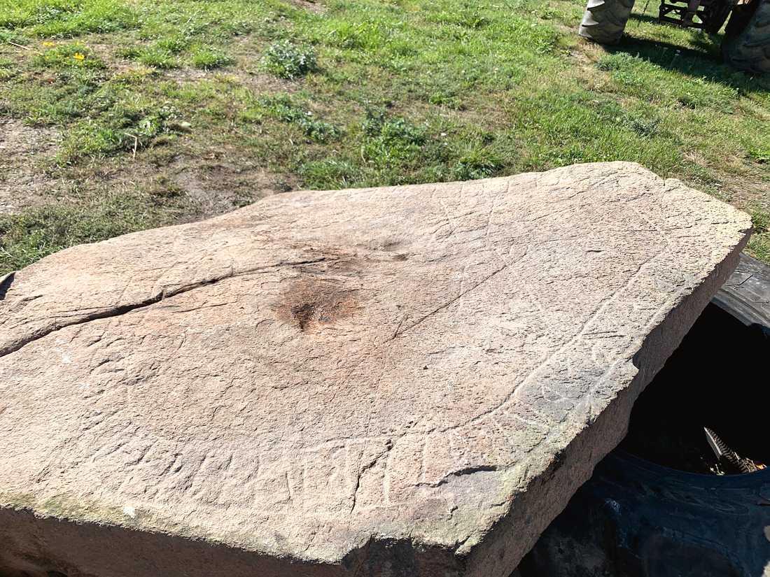 Suède - La pierre runique découverte par hasard dans une ferme du comté de Småland - Photo: Ingemar Lundgren / Musée de Västervik