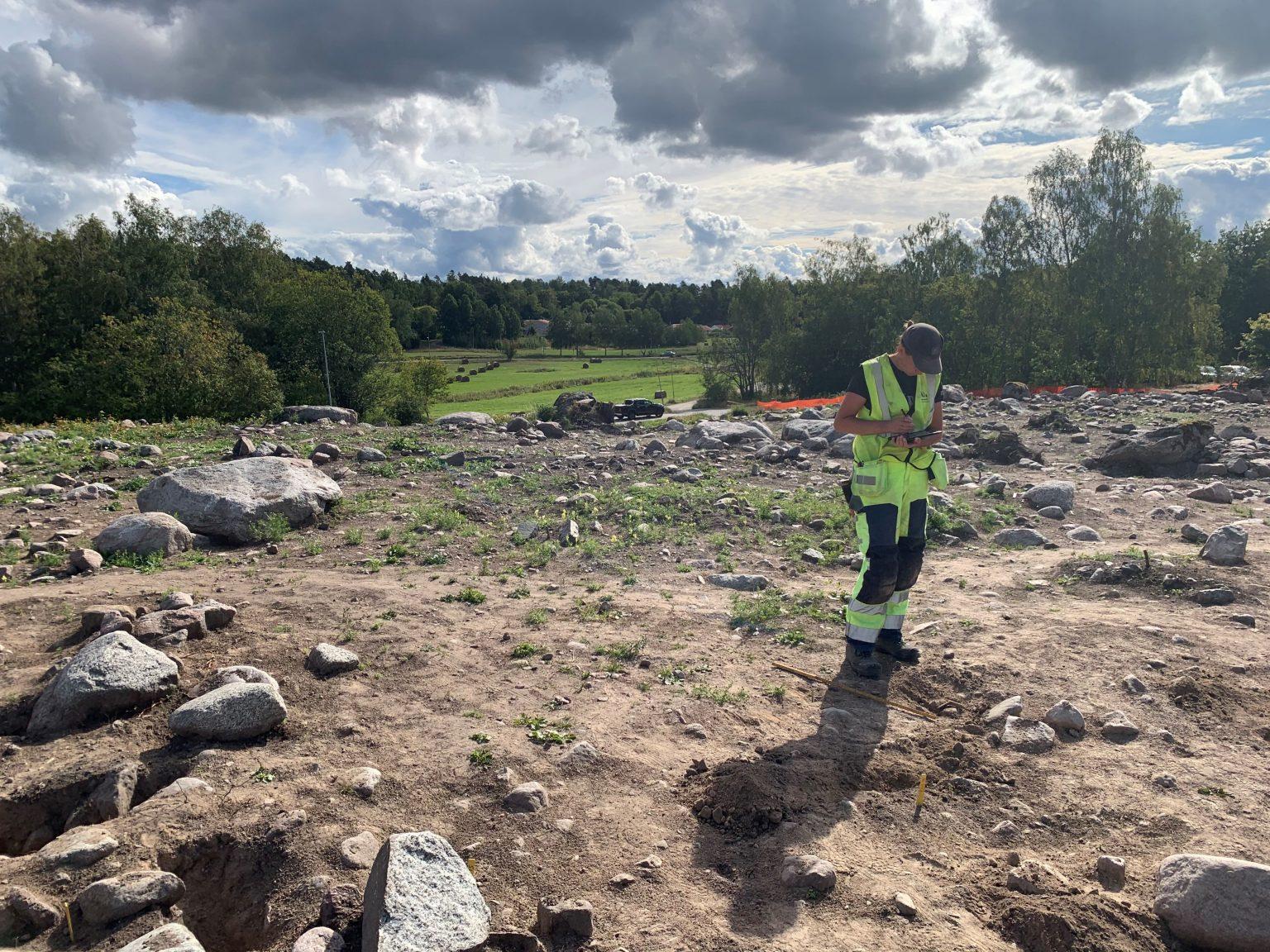 Suède - Les vestiges de la ferme viking de Vikby et au fond, la prairie où se trouvait autrefois la baie - Photo: Arkeologerna