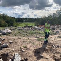 Suède - Les vestiges de la ferme viking de Vikby et au fond, la prairie où se trouvait autrefois la baie - Photo: Arkeologerna