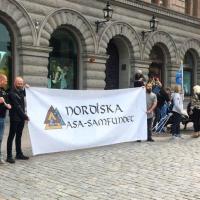 Suède - Manifestation du 24 Mai à Stockholm organisée par Nordiska Asa pour défendre la liberté de culte et les symboles nordiques - Photo: Nya Dagbladet
