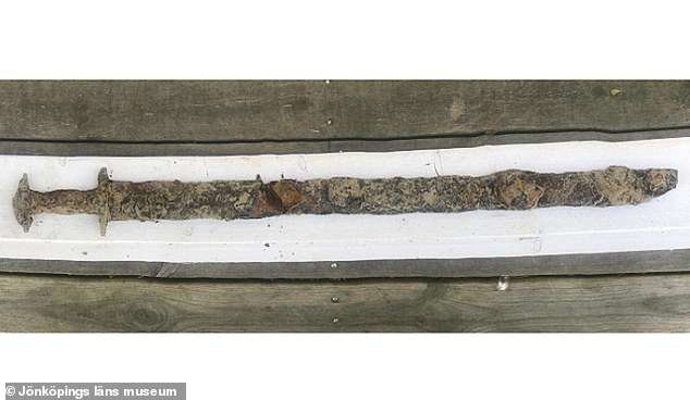 Suède -  Une épée de plus de 1000 ans découverte dans un lac par une fillette de 8 ans - Photo: Jönköpings läns Museum