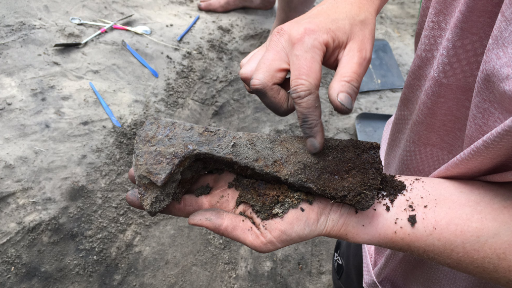 Ukraine- Une tête de hache découverte sur le site de Vypoziv - Photo: Chernihiv Excavation