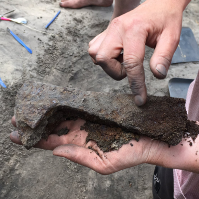 Ukraine- Une tête de hache découverte sur le site de Vypoziv - Photo: Chernihiv Excavation