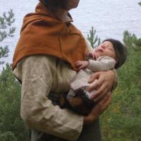 Une mère et sa fille devant le lac Mälar, en Suède - Photo: Vilhelm Vinje, deviantart.com/vendelrus