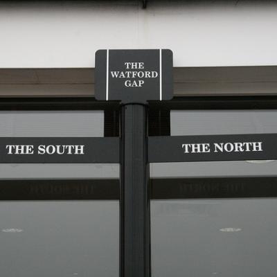 Angleterre - Le panneau de signalisation du Watford gap