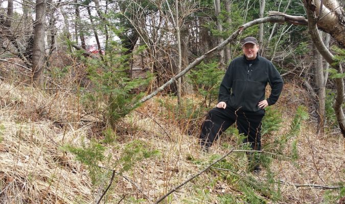 Wayne Macissac se tient devant ce qu'il estime être les vestiges d'un mur de fortification viking