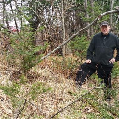 Wayne Macissac se tient devant ce qu'il estime être les vestiges d'un mur de fortification viking