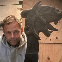 Wilfried DESFONTAINES et la figure de proue de l'Argwikor qu'il a lui-même sculpté - Photo Wilfried DESFONTAINES
